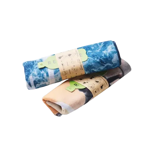 Due multisciarpe personalizzate in tessuto riciclato, arrotolate con packaging ecologico e cartellino in carta riciclata.