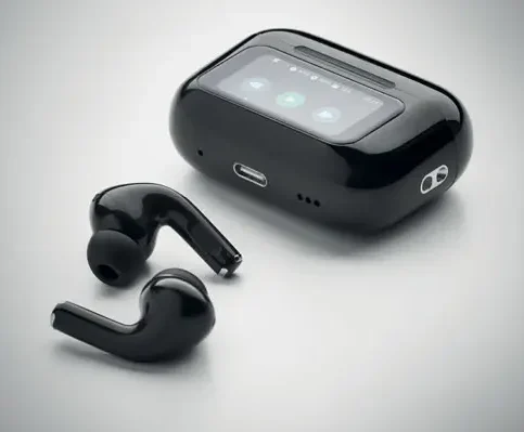 Auricolari TWS personalizzati posizionati accanto al case touch screen visto di lato - All Gadget Network