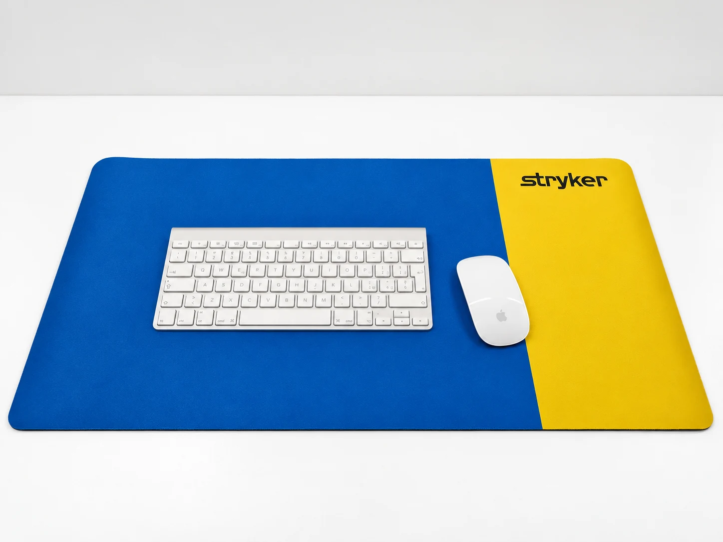 Desk mat personalizzato 70x30 cm con stampa full color blu e gialla e logo aziendale