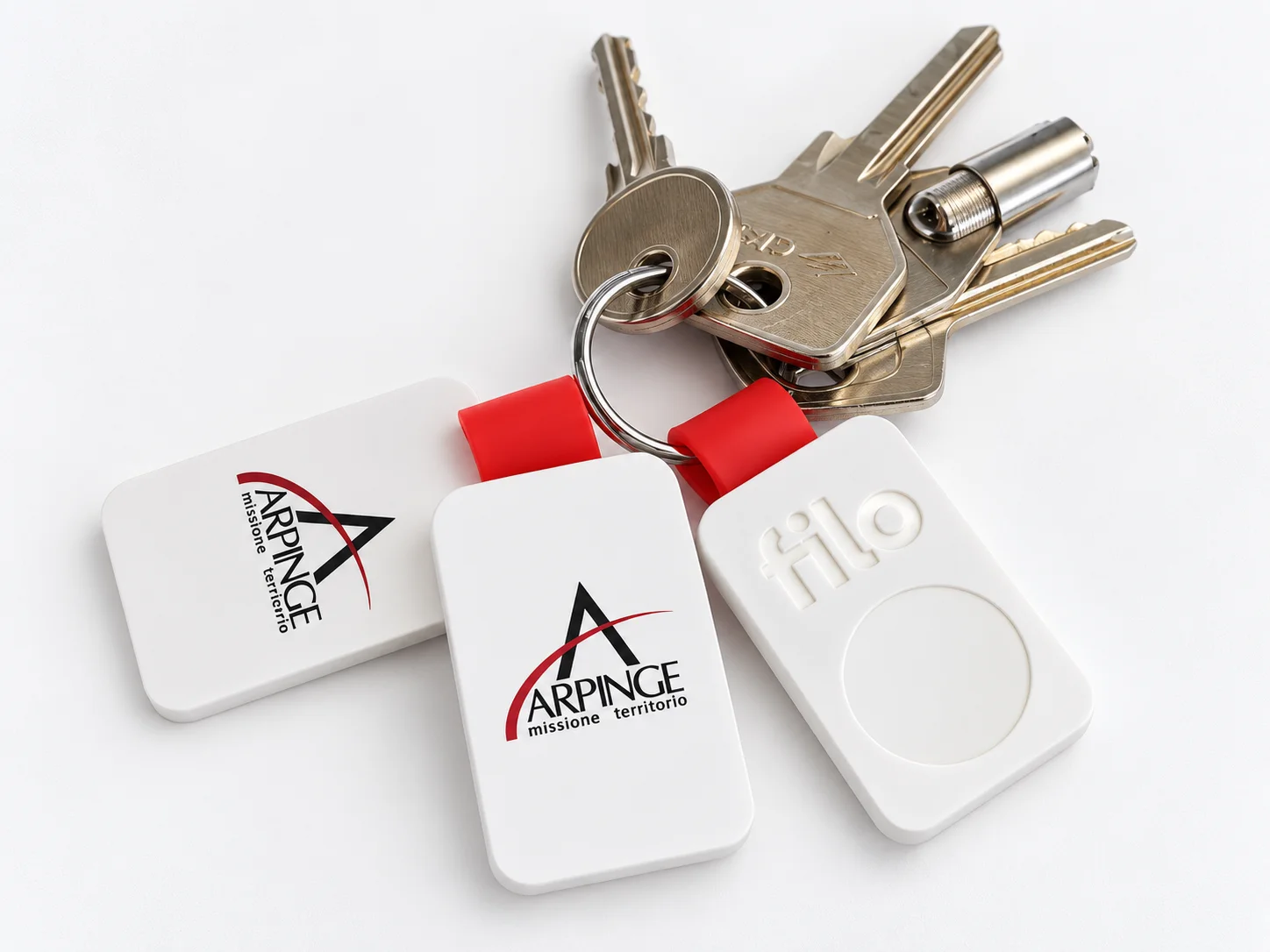 Filo Track bianco personalizzato con logo aziendale applicato a un portachiavi
