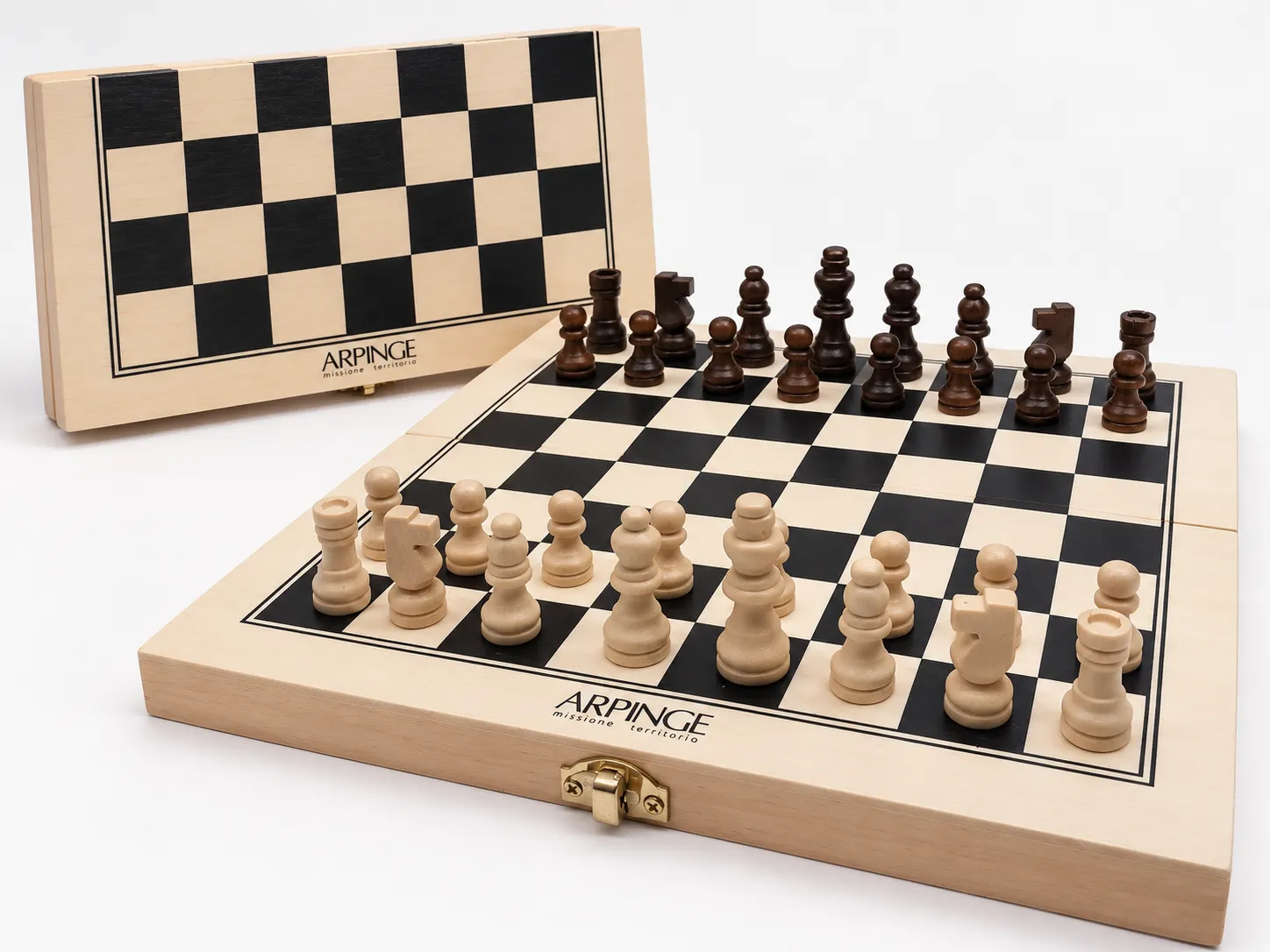 Scacchiera in legno personalizzata con logo aziendale e pedine coordinate