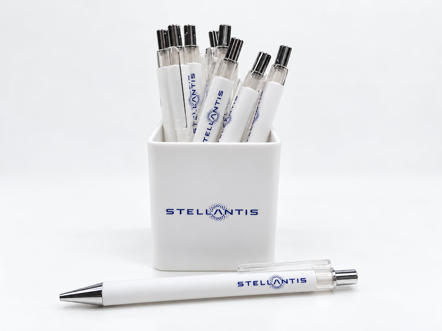 Set da scrivania con portapenne e biro personalizzati con logo Stellantis